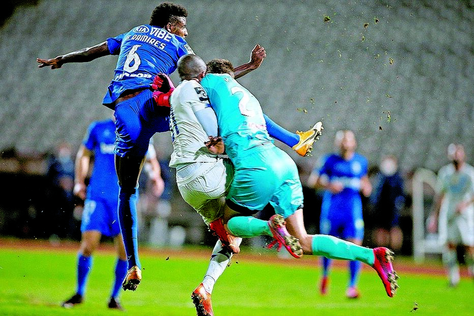 Choque do lateral do FC Porto, Nanu, com os outros jogadores