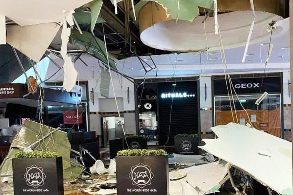 Tecto falso no Fórum Algarve ruiu