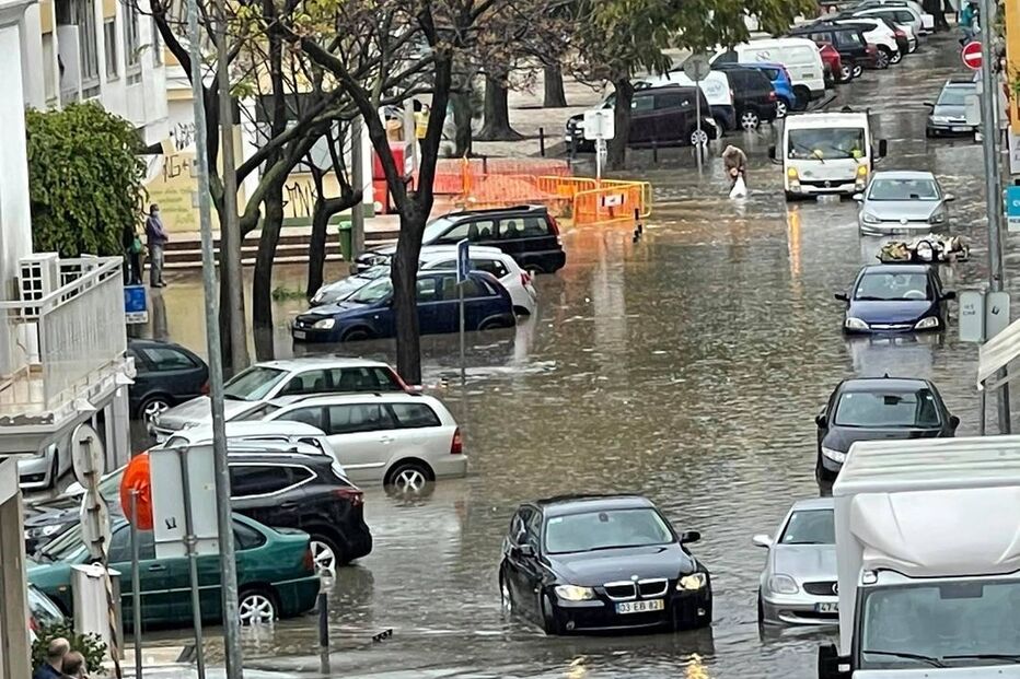 Veículos na Baixa de Faro parcialmente submersos