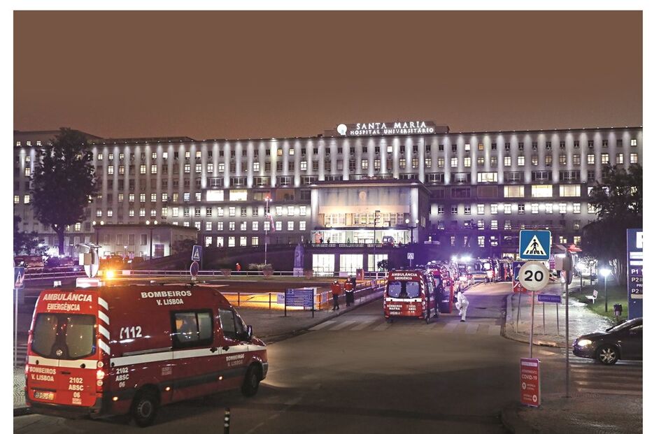 Fila de ambulâncias à porta da Urgência do maior hospital português