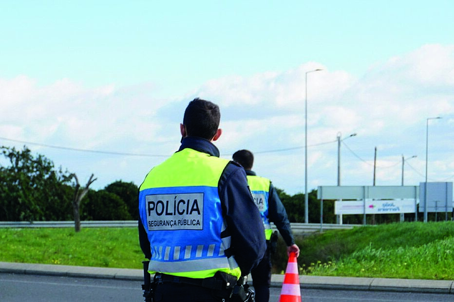 polícias fiscalizam trânsito