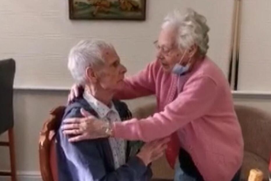 Casal separado há um ano devido à Covid-19 reencontra-se