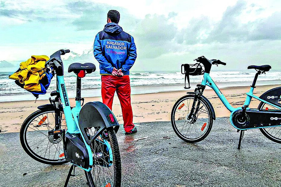 Socorristas deslocam-se de bicicleta