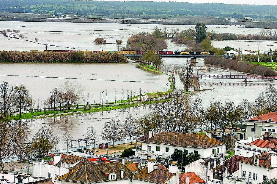 Águas do Sorraia galgaram margens e inundaram campos