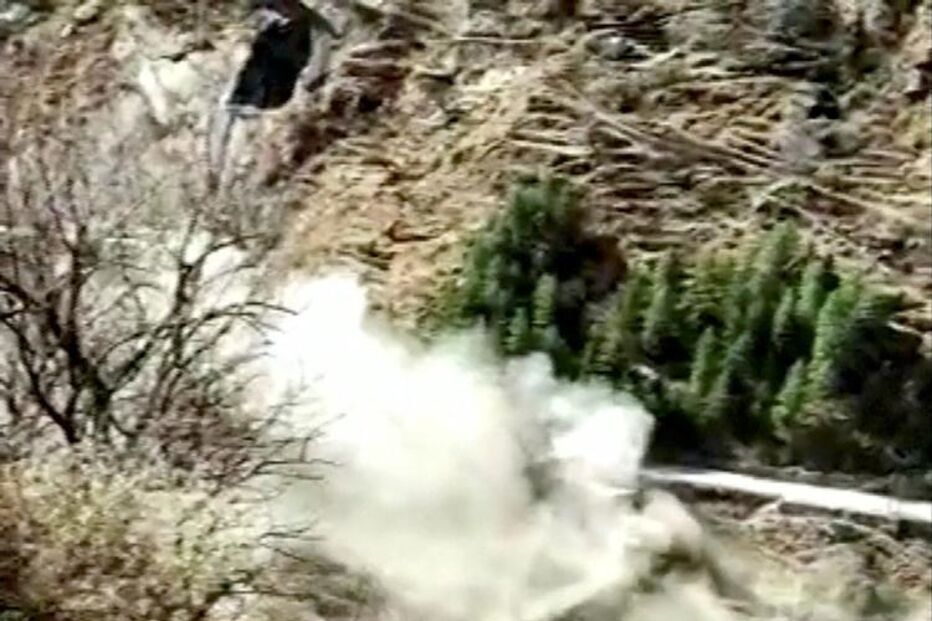 As imagens impressionantes do colapso de glaciar nos Himalaias que 'varreu' aldeias na Índia