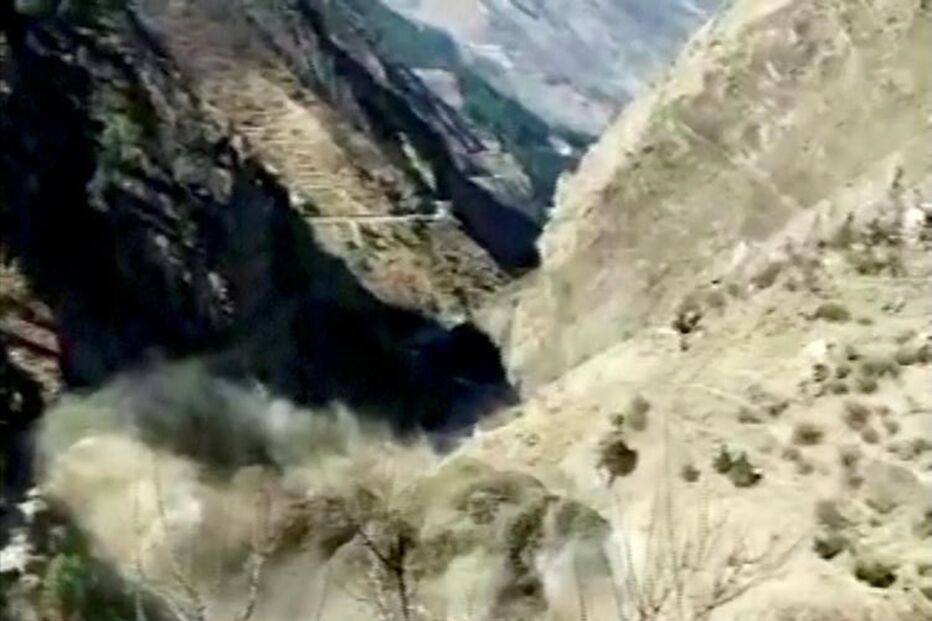 As imagens impressionantes do colapso de glaciar nos Himalaias que 'varreu' aldeias na Índia