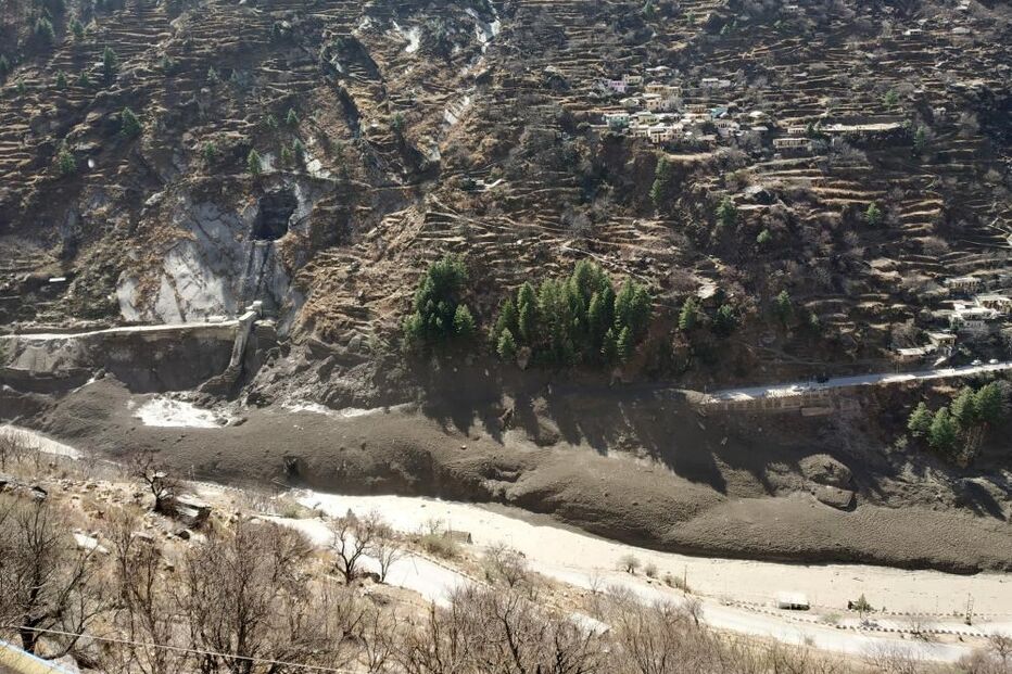 As imagens impressionantes do colapso de glaciar nos Himalaias que 'varreu' aldeias na Índia