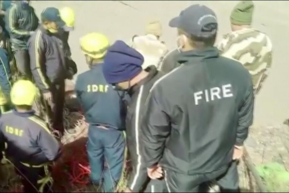 As imagens impressionantes do colapso de glaciar nos Himalaias que 'varreu' aldeias na Índia
