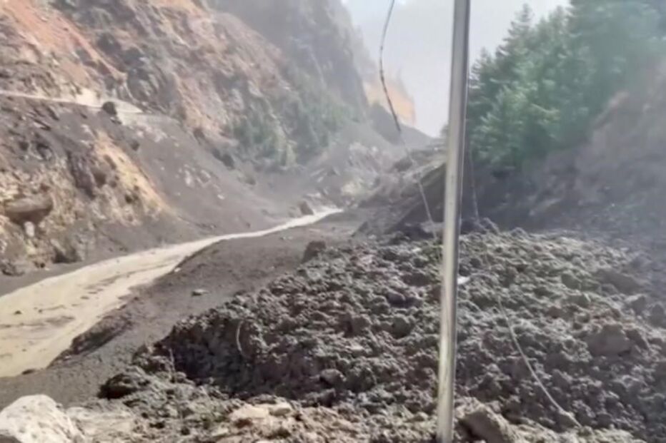 As imagens impressionantes do colapso de glaciar nos Himalaias que 'varreu' aldeias na Índia
