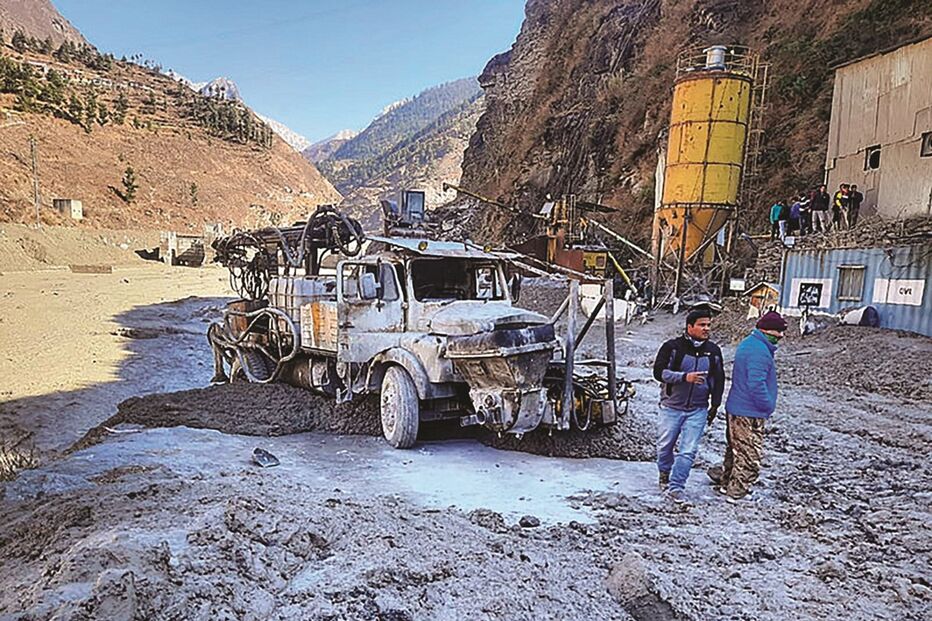 Trabalhos de salvamento após glaciar dos Himalaias se ter partido