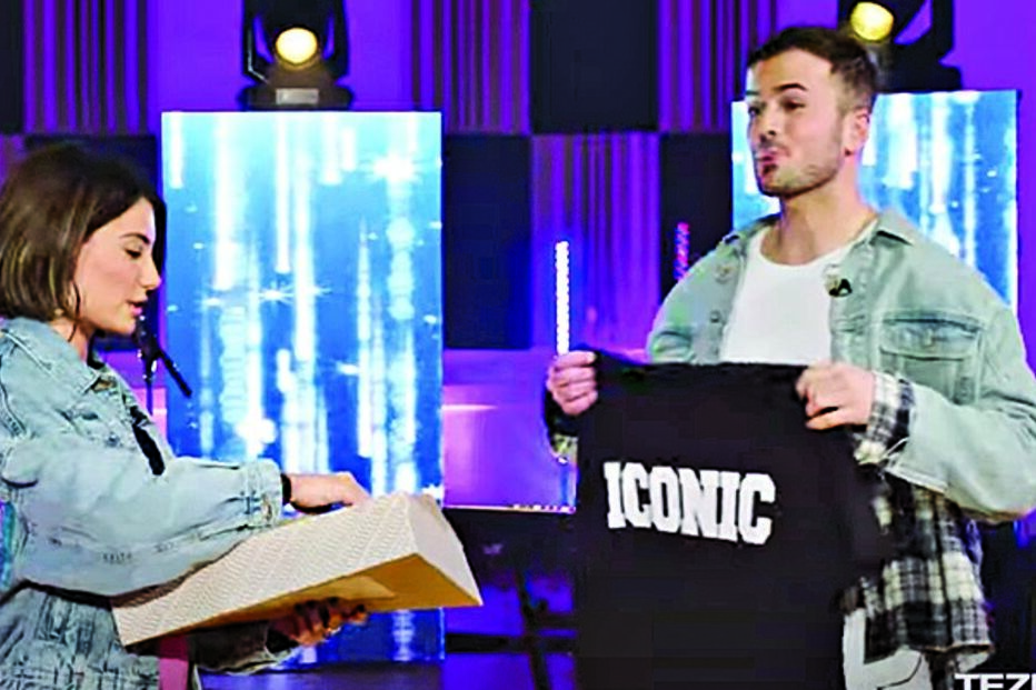 Carolina ofereceu t-shirt a David Carreira