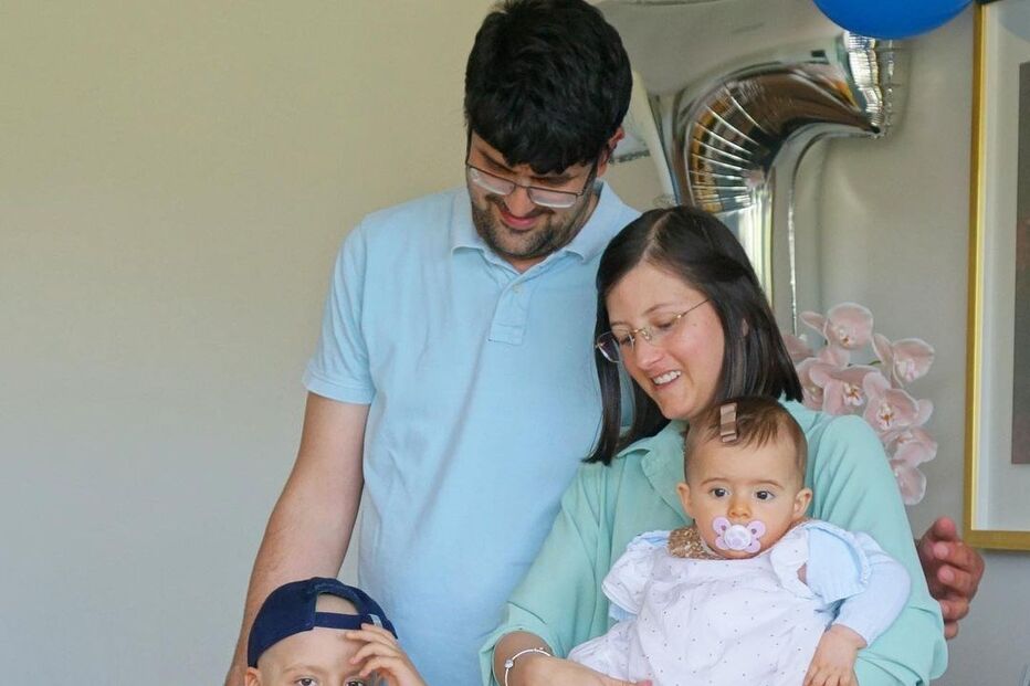 O pequeno Tomás com a família