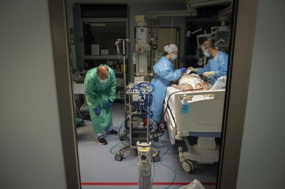 Médicos tratam doentes com Covid-19 no Hospital de Santo António, no Porto