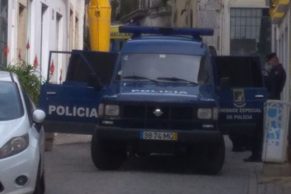 Agentes do Centro de Inativação de Explosivos da PSP de Beja foram ao local