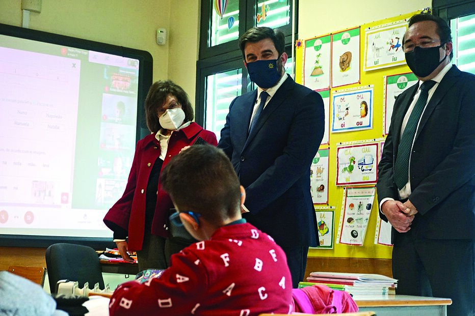 O ministro contactou com alunos em São Brás de Alportel que continuam a ter aulas nas escolas