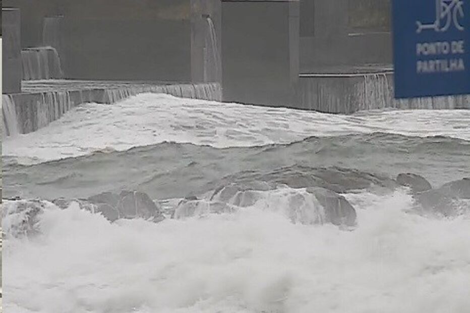 Vento, agitação marítima e chuva intensa provoca corte de trânsito no Porto		