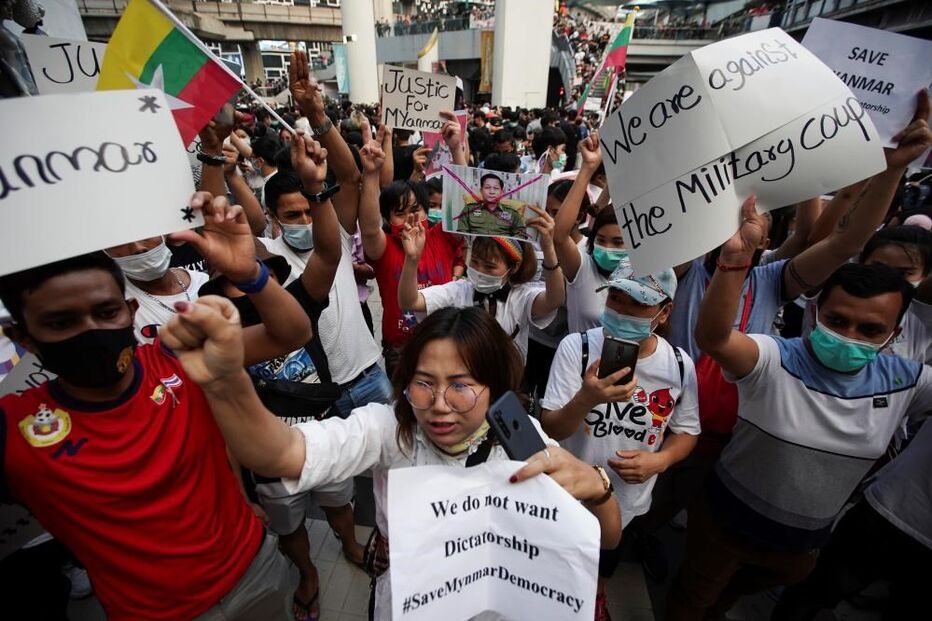 Dezenas de milhares de manifestantes voltam às ruas contra o golpe em Myanmar