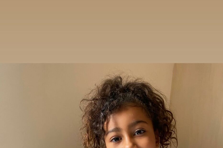 North West com a pintura