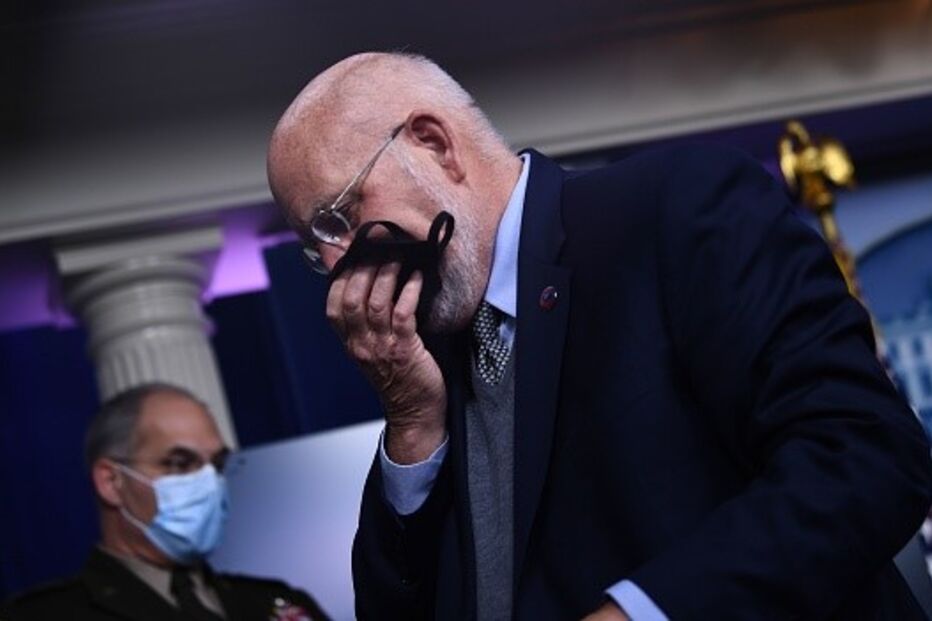 Utilização de duas máscaras ajuda a travar o risco de transmissão da Covid-19 em 95%, avança o CDC