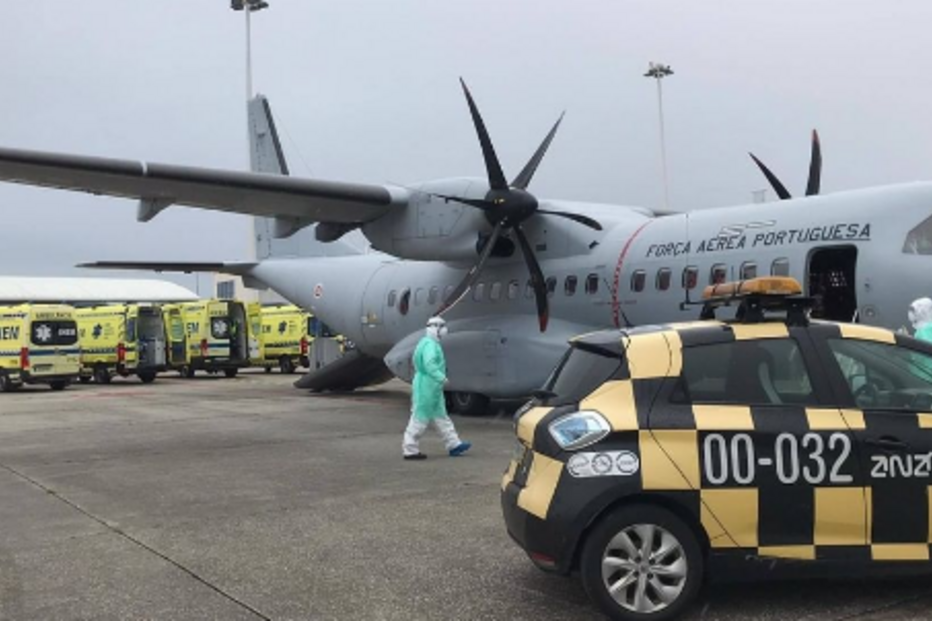Força Aérea transfere mais quatro doentes Covid graves de Lisboa para hospitais no Porto 