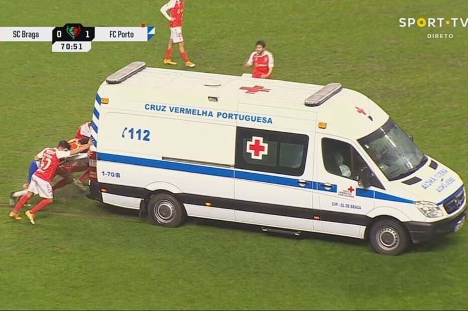 Jogadores tiveram que empurrar âmbulância