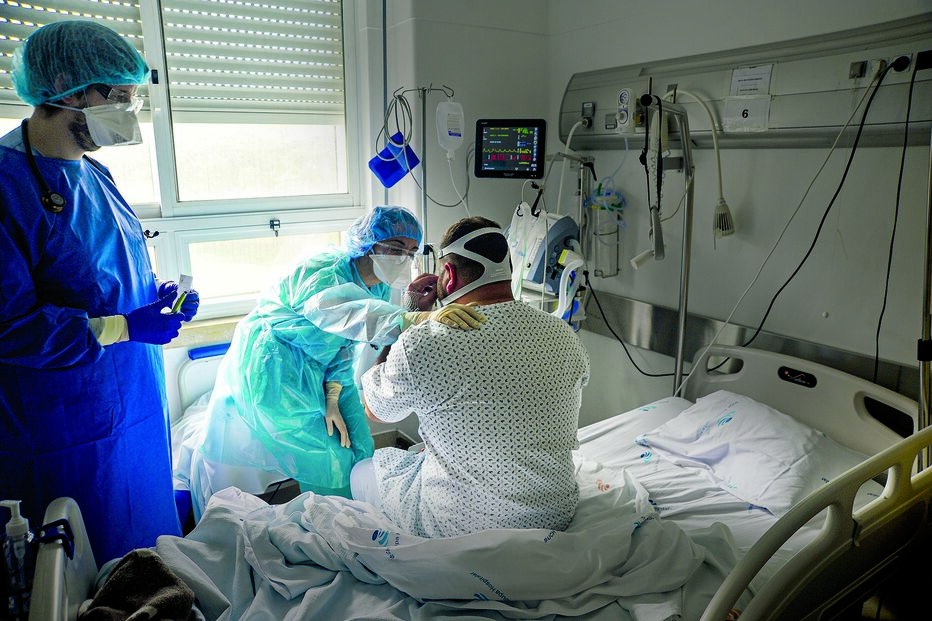 O SNS tinha, no final de 2020, mais  9078 profissionais de saúde do que no final de 2019, em resultado das contratações feitas para combater o novo coronavírus  