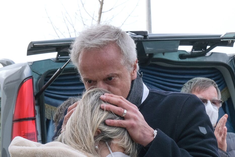 Helena Almeida, mulher de António Cordeiro, apoiada pelo ator Ricardo Carriço 