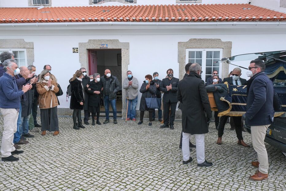 Cerimónias fúnebres foram reservadas à família e a alguns amigos devido à pandemia 