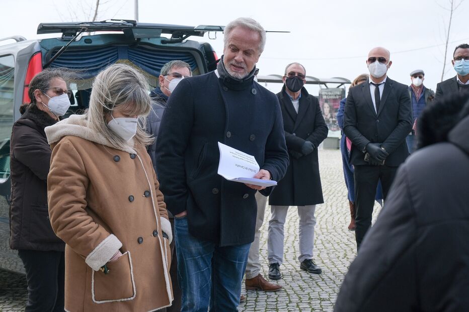 Helena Almeida, mulher de António Cordeiro, apoiada pelo ator Ricardo Carriço 
