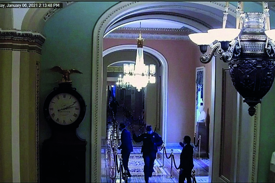 Romney é alertado por polícia de que vai direito aos manifestantes 