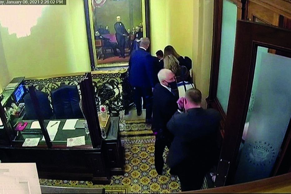 Pence é retirado à pressa para local seguro