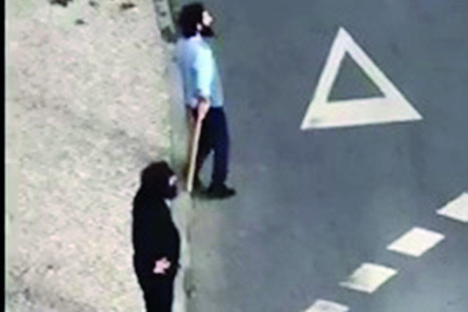 Vídeos divulgados por populares mostram homens armados