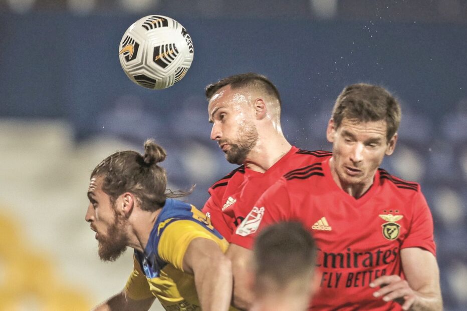 Seferovic e Vertonghen em luta com o defesa estorilista Hugo Gomes