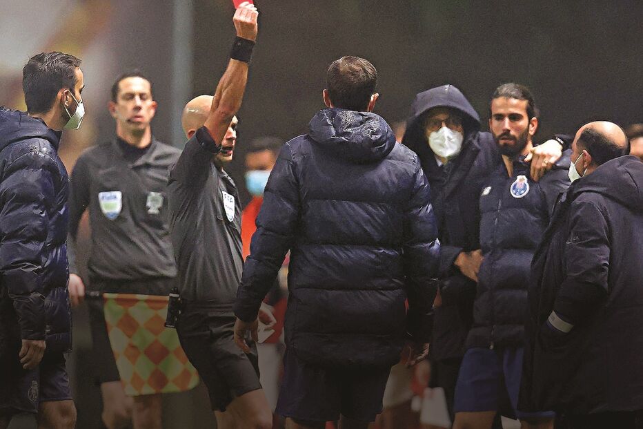 Luís Godinho expulsou Luís Gonçalves, administrador da SAD portista, na sequência dos protestos no banco dos dragões contra as  suas decisões
