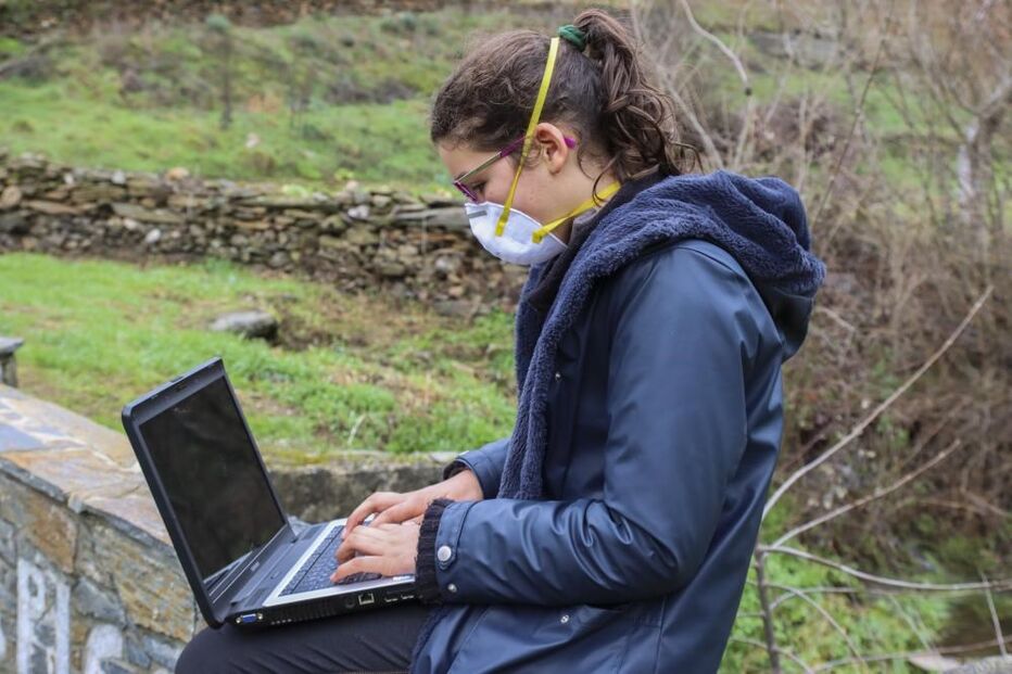 Leonor, a aluna de Vimioso com aulas na carrinha do pai para procurar rede