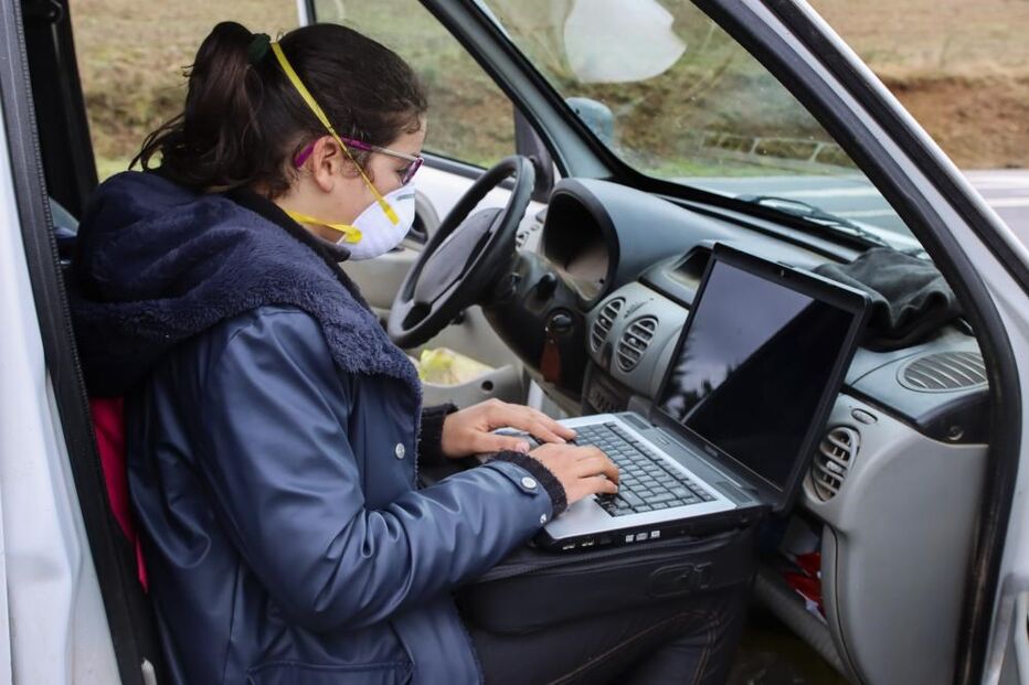 Leonor, a aluna de Vimioso com aulas na carrinha do pai para procurar rede
