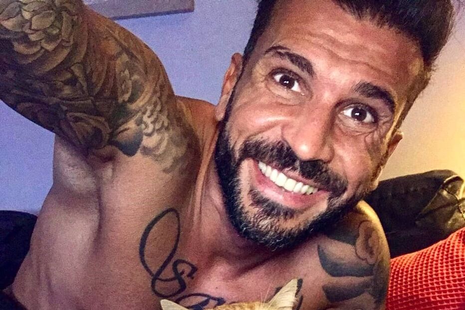 Bruno Savate com um dos gatos