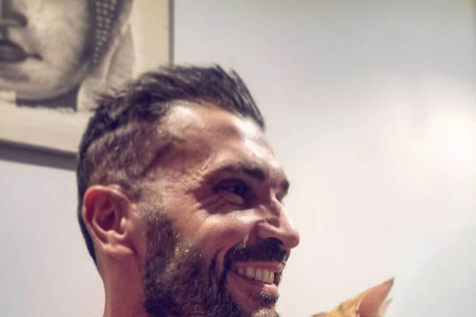 Bruno Savate com um dos gatos