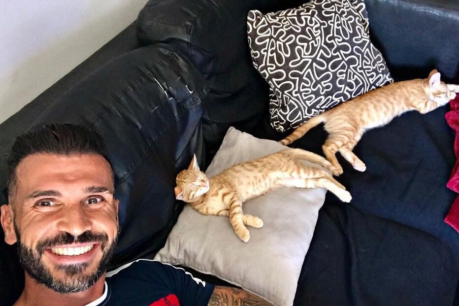 Bruno Savate e os seus dois gatos