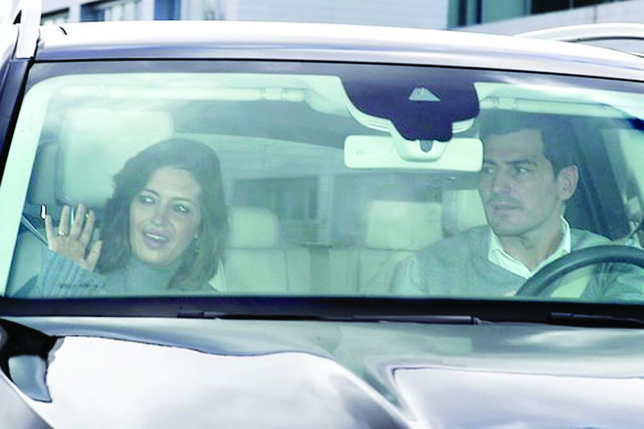 Sara Carbonero acenou aos jornalistas à saída do hospital, em Madrid  