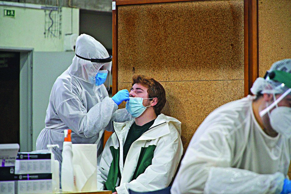 As escolas estão fechadas mas a atualização da Estratégia Nacional de Testes para SARS-CoV-2 prevê a realização de testes rápidos de 14 em 14 dias    