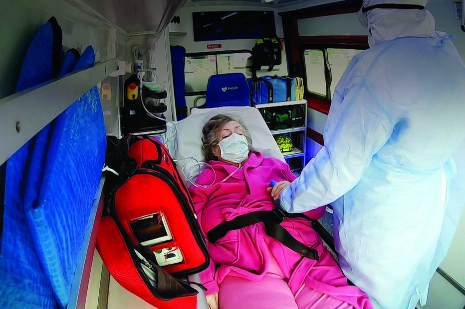 Maria Luísa, de 80 anos, foi diagnosticada com Covid-19. Sofre de fibromialgia e é doente cardíaca. Não queria ser transportada pelos bombeiros para o hospital  