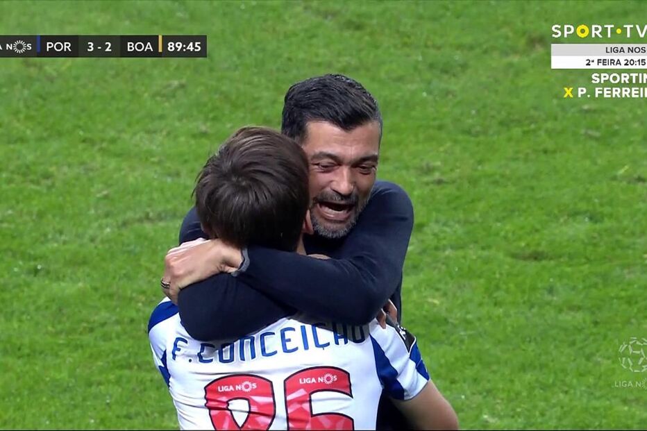 Francisco Conceição correu para o pai Sérgio em lágrimas mas o VAR anulou golo do FC Porto
