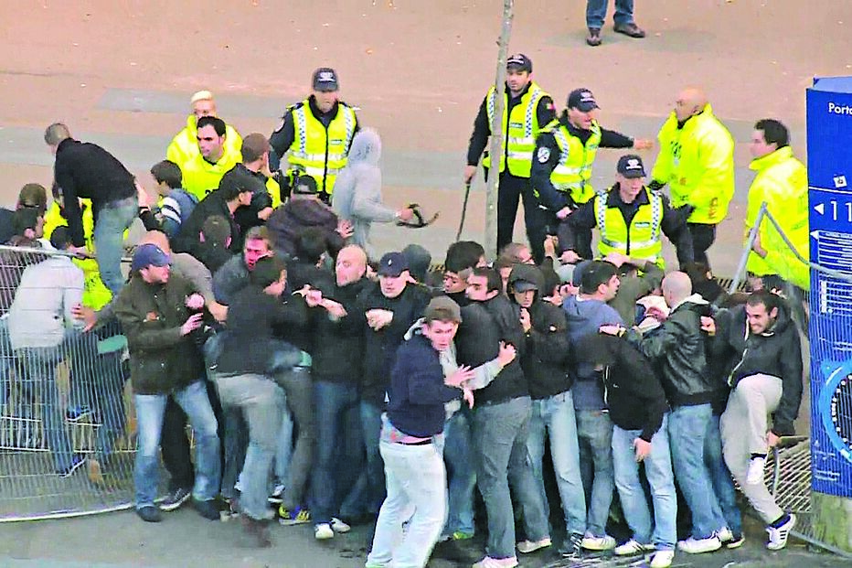 Comandos da PSP de Lisboa, Porto e Braga têm unidades de informações desportivas que acompanham claques 