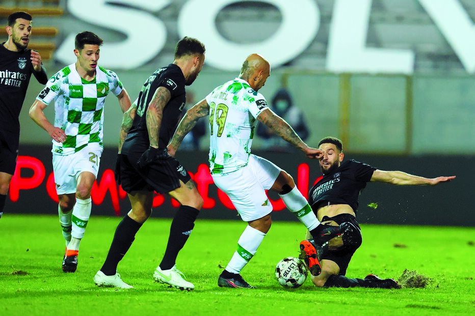 Rafael Martins (Moreirense) disputa lance dividido com o benfiquista Taarabt na partida de ontem à noite em Moreira de Cónegos 