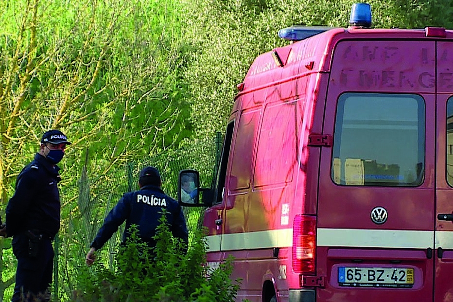 Polícia Judiciária e PSP estiveram no local onde foi encontrado o corpo da vítima, no Parque José Gomes Ferreira, em Alvalade. Foram encontrados uns óculos  