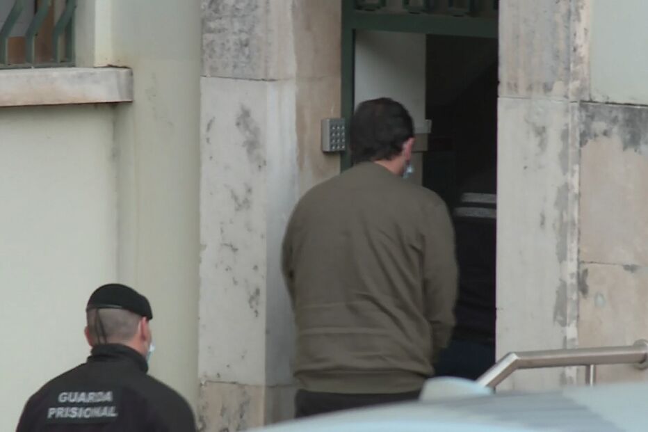 Sandro chega aoo tribunal para o julgamento sobre a morte de Valentina