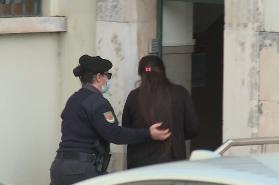 Márcia, madrasta de Valentina, chega ao tribunal de Leiria