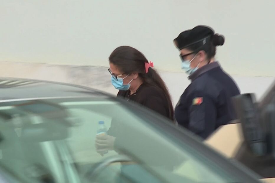 Márcia, madrasta de Valentina, chega ao tribunal de Leiria