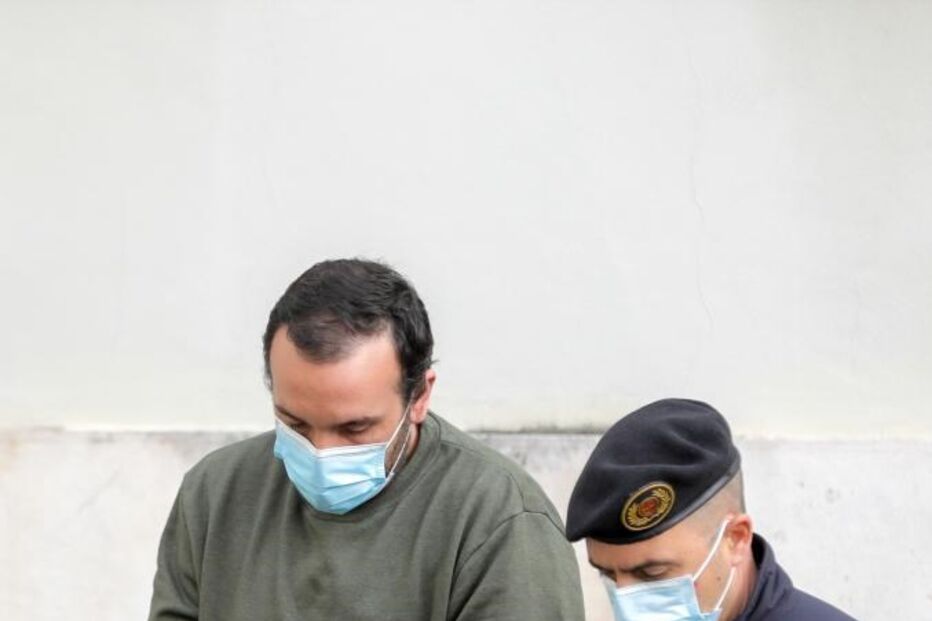 Sandro, pai de Valentina, chega ao tribunal de Leiria